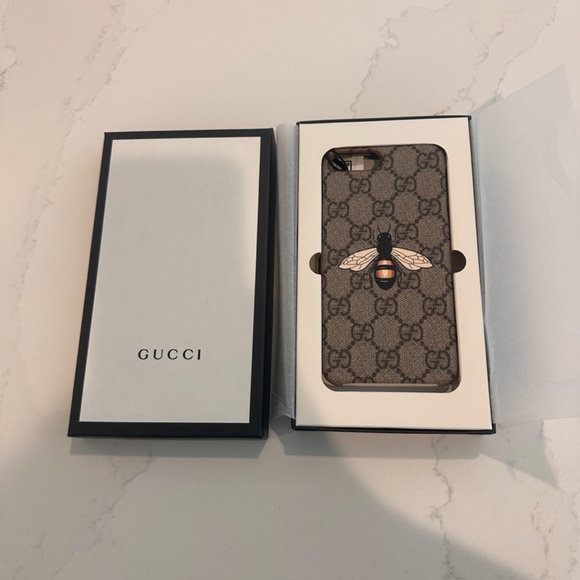 GUCCI GG Supreme Bee Phone Case iPhone 7 and iPhone 8 - BRAND NEW WITH TAGS - Picture 2 of 6
